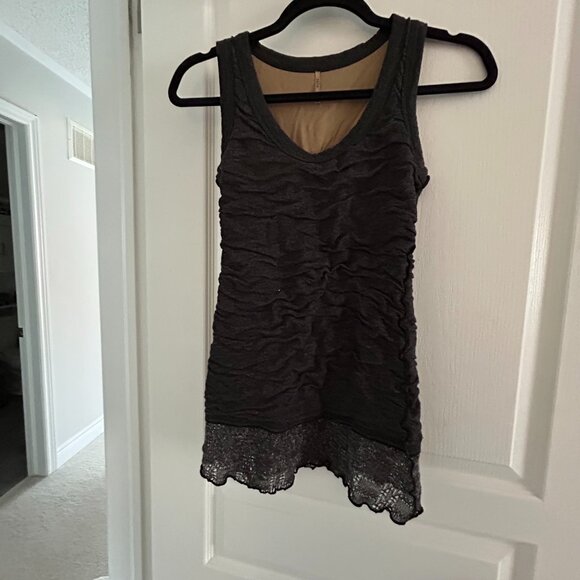 Ruched Mesh-Hem Stretch Tank Top – Edgy Street-Chic Style - Picture 2 of 5